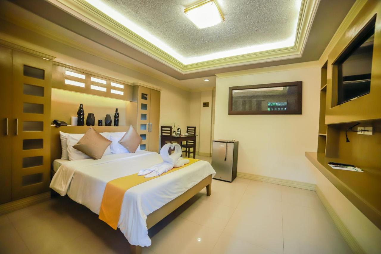 Villa Esmeralda Bryan'S Resort Hotel And Restaurant Palayan City Exterior photo