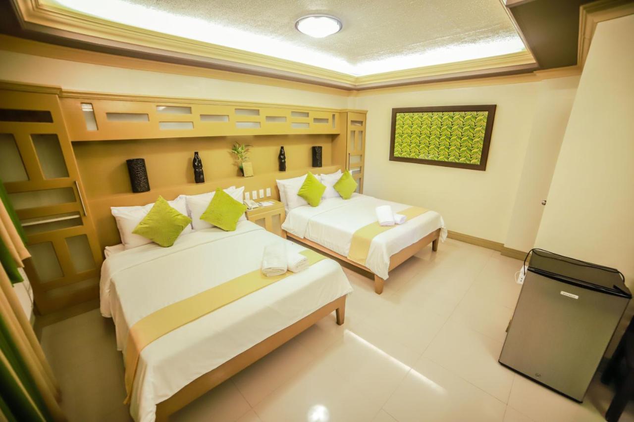 Villa Esmeralda Bryan'S Resort Hotel And Restaurant Palayan City Exterior photo