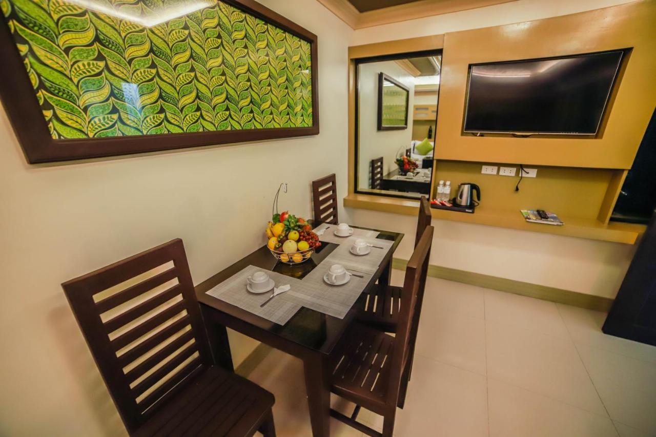 Villa Esmeralda Bryan'S Resort Hotel And Restaurant Palayan City Exterior photo
