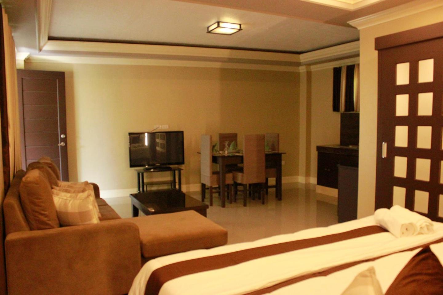 Villa Esmeralda Bryan'S Resort Hotel And Restaurant Palayan City Exterior photo