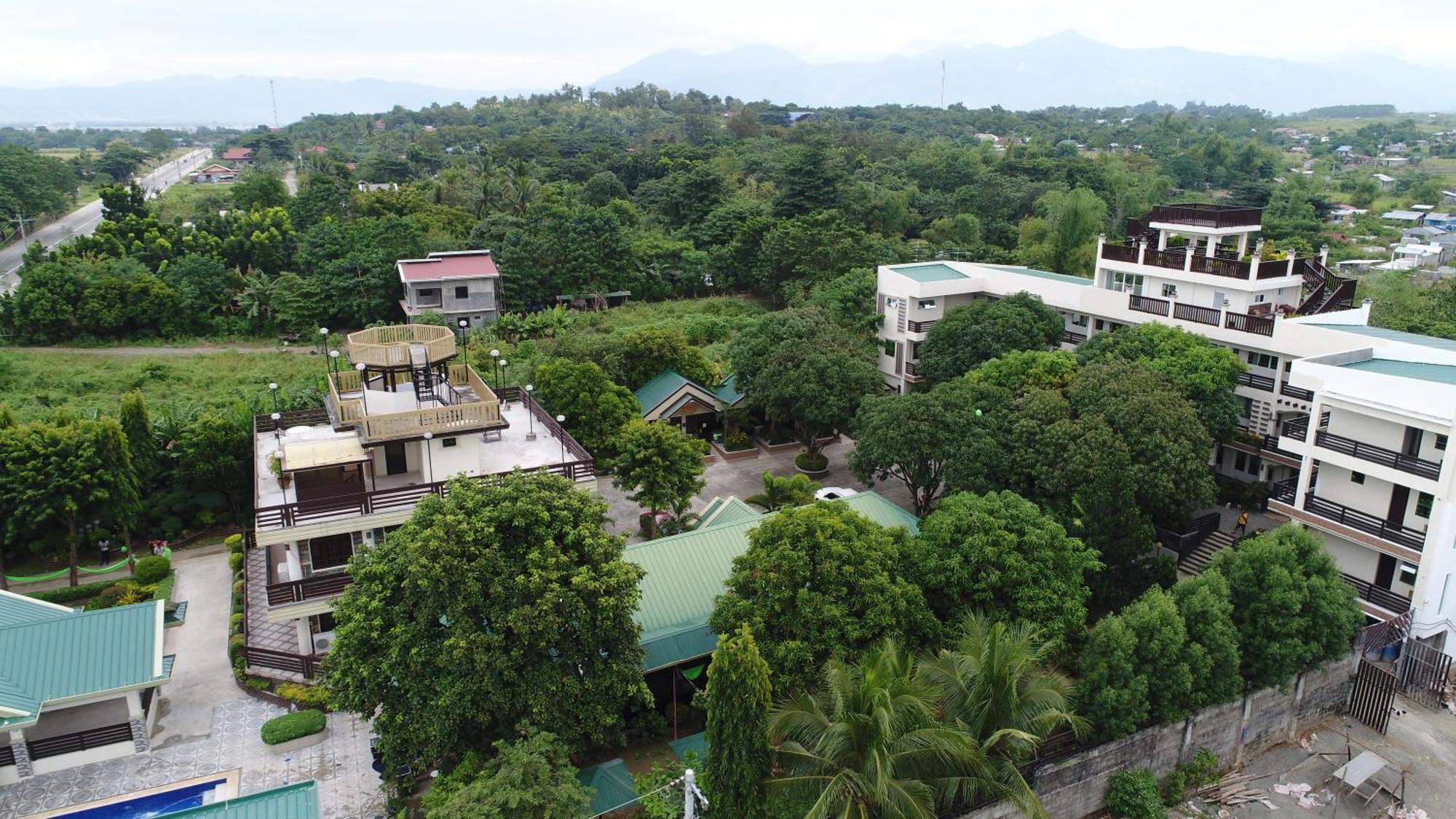 Villa Esmeralda Bryan'S Resort Hotel And Restaurant Palayan City Exterior photo