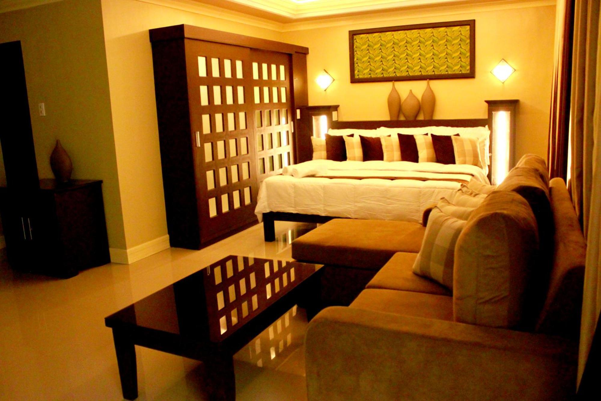 Villa Esmeralda Bryan'S Resort Hotel And Restaurant Palayan City Exterior photo